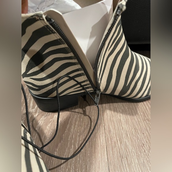 WORTHINGTON BROOKDALE ZEBRA PRINT ANKLE BOOT MEMORY FOAM - Picture 9 of 10